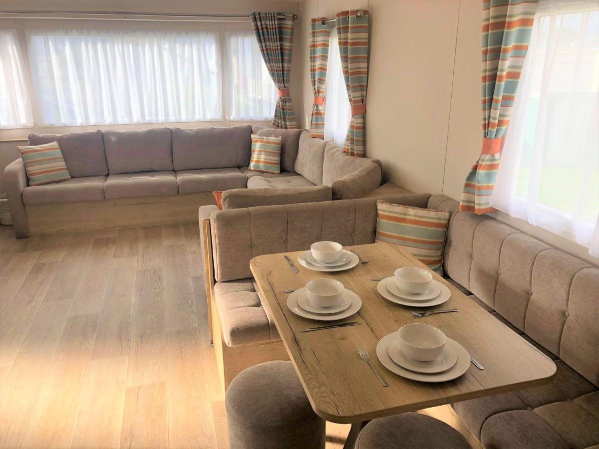 Cedar Deluxe Holiday Home แชเปิลเซนต์เลนเนิร์ดส์ ภายนอก รูปภาพ