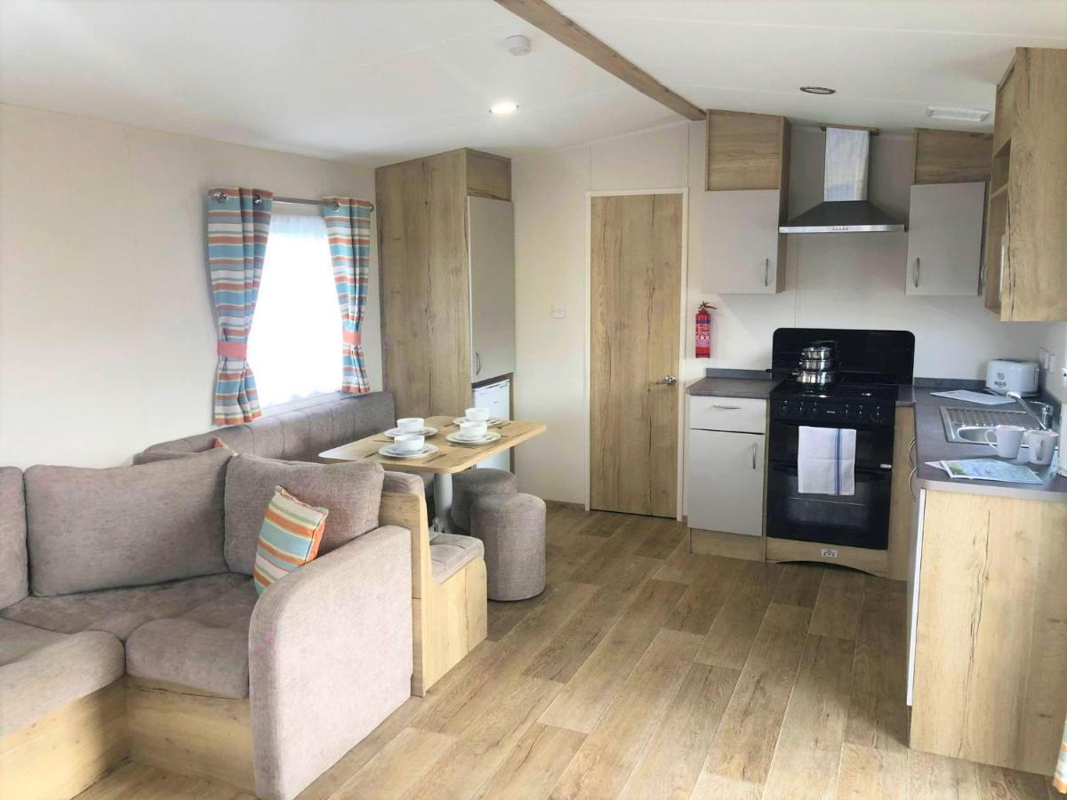 Cedar Deluxe Holiday Home แชเปิลเซนต์เลนเนิร์ดส์ ภายนอก รูปภาพ